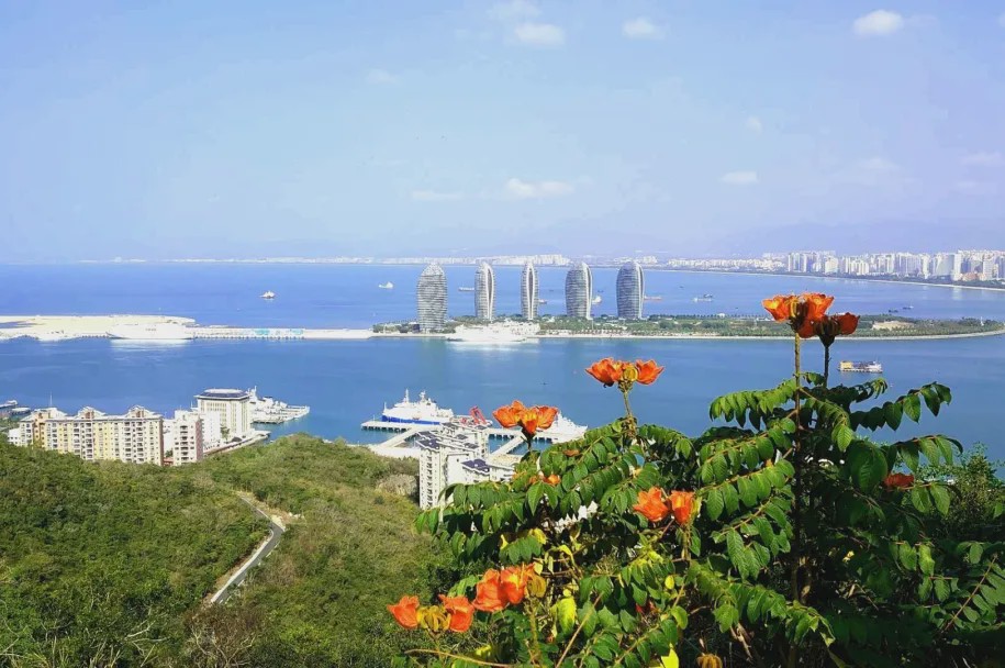 海南地理、经济与文化发展综合研究概览